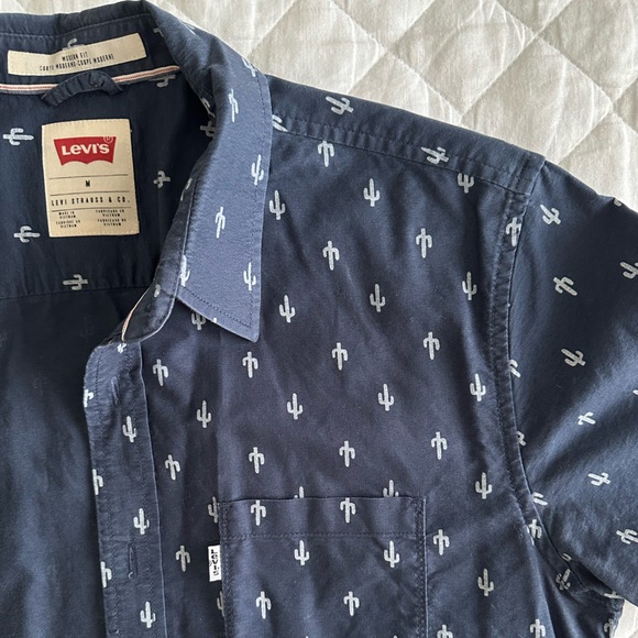 Levi’s Shirt - Picture 3 of 5